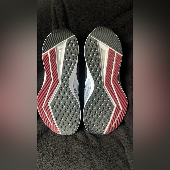 Women's WMNS Zoom Winflo 6 Running Shoe, White Noble Red Black Iced Lilac - Picture 9 of 9